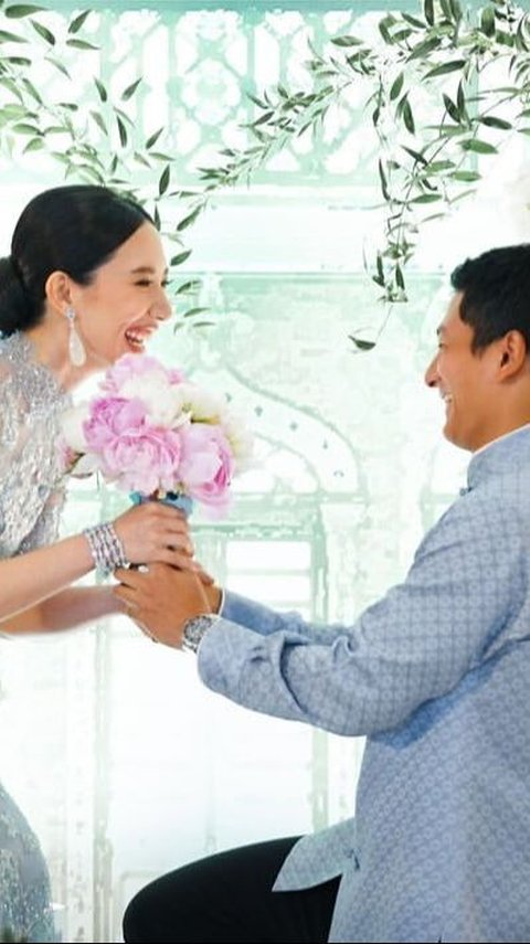 Rarely Showing Affection, Portrait of Rio Haryanto Proposing to Beautiful Girlfriend, Minister's Niece, Looking Stunning in Changshan Attire