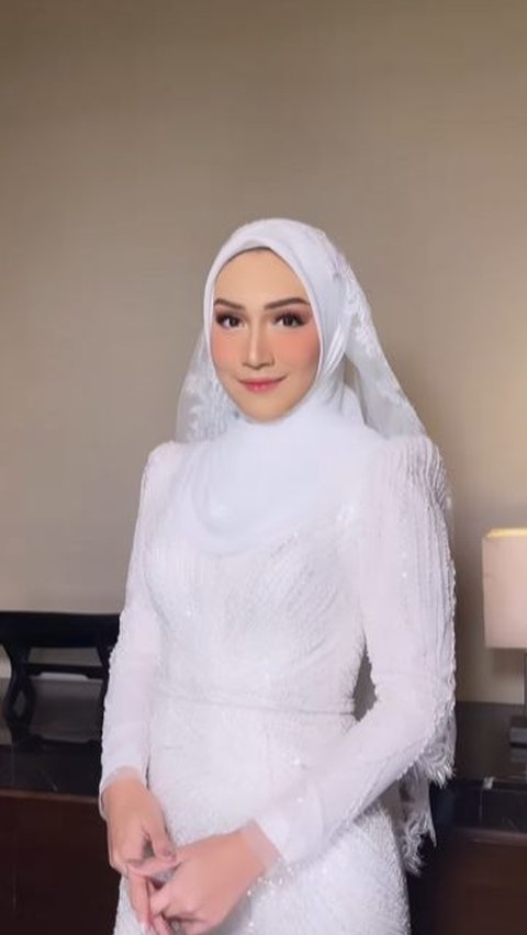 Surgery of Melody Prima's Wedding Dress, Anggun in All White