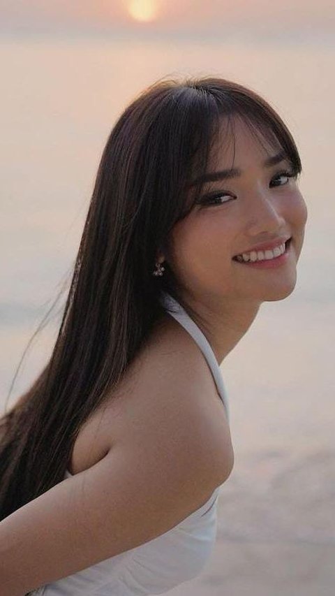 Potret Cantik Fuji Pakai Dress Putih Berpose di Pinggir Pantai, Netizen 'Si Cewek Fotogenic Banget'