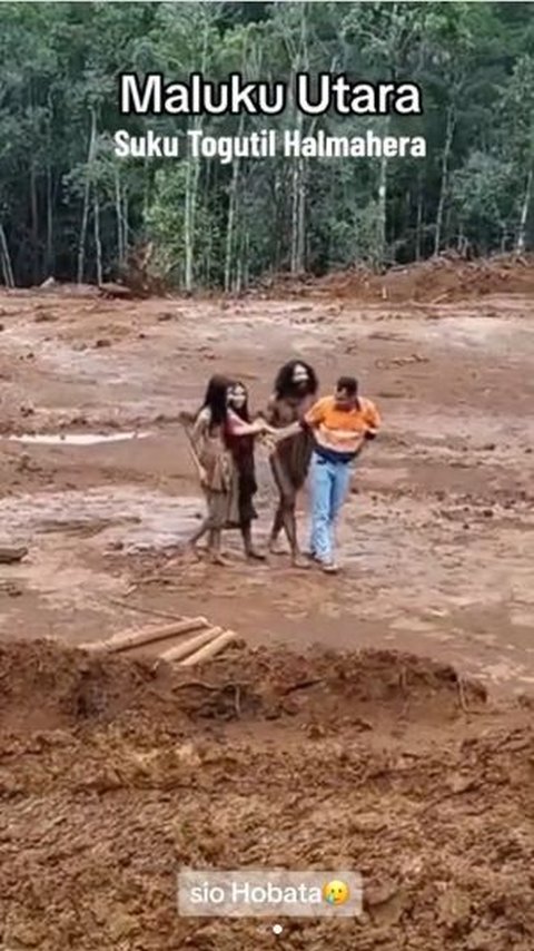 Momen Langka, Suku Togutil Datangi Para Pekerja di Hutan, Langsung Diajak Makan Bersama