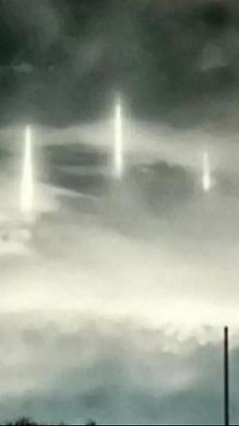 9 Pillars of Strange and Mysterious Light Appear in the Sky of Japan, Stirring up Residents