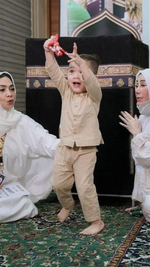 Dijaga Kedua Nenek Cantiknya, Potret Ekspresi Wajah Rayyanza Tak Pernah Gagal Bikin Gemas di Manasik Haji