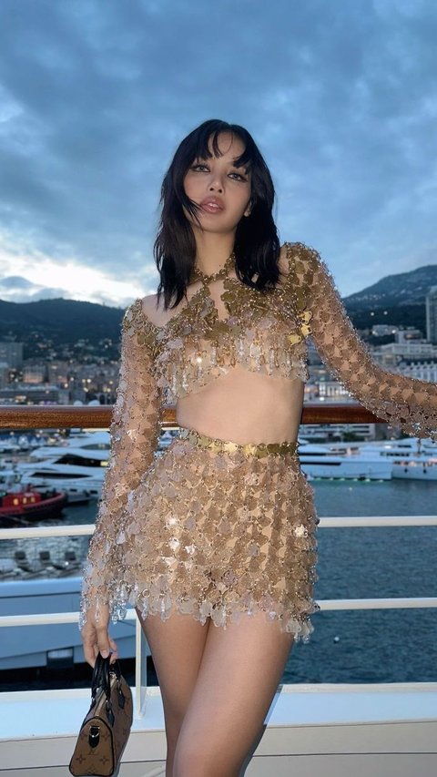 Lisa Blackpink's Glamorous Style at the Formula Grand Prix, Wearing Outfits Made from Bottle Caps