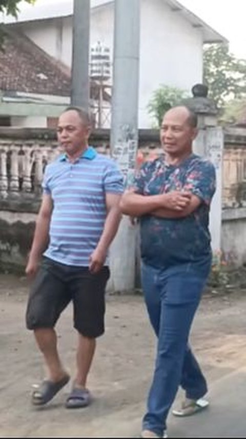 Pakai Kaos dan Sandal Jepit, Jenderal TNI Pulang Kampung Dikawal Polisi Militer Ziarah Kubur Ke Orangtua