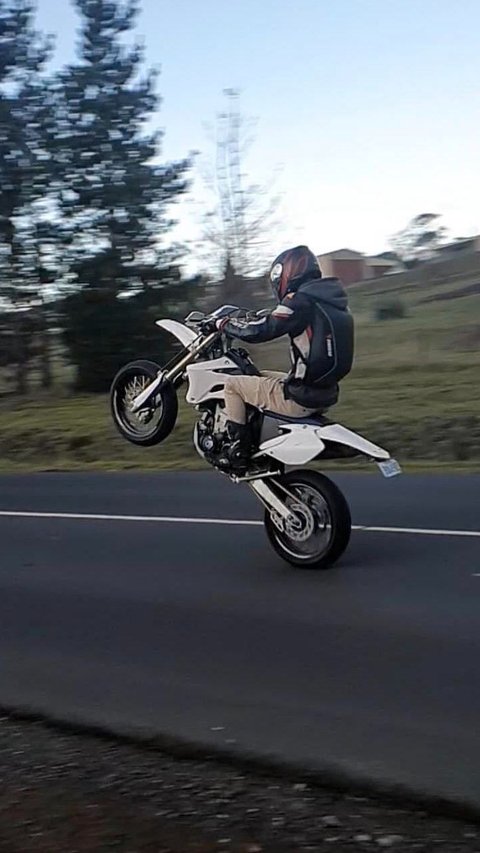 Jika tidak mengerti tentang ini, jangan mencoba melakukan wheelie di jalan raya.