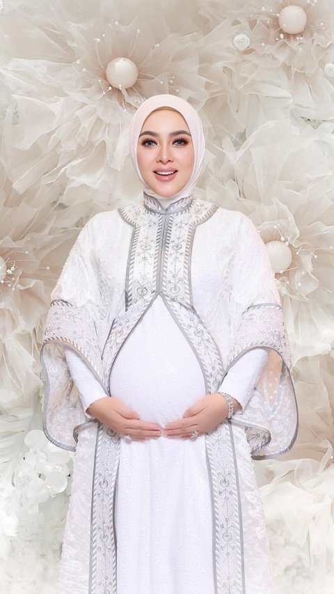 These 15 Artists Have Weird Cravings During Pregnancy, Syahrini is Not Holding Back, Future Baby of a Sultan!