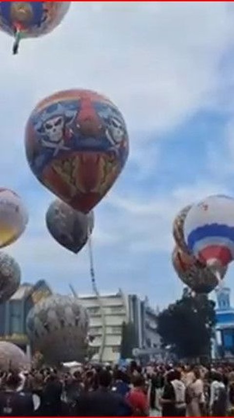 Melihat Keindahan Balon Udara di Langit Bayumas, Hiburan Murah Meriah dari Kampus UMP untuk Warga Sekitar