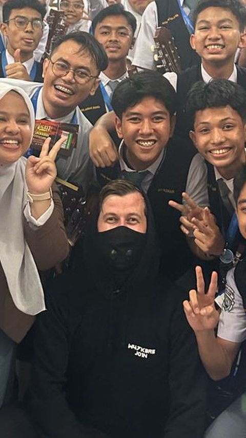 Alan Walker Kunjungi Guru dan Siswa Al-Azhar Medan yang Viral