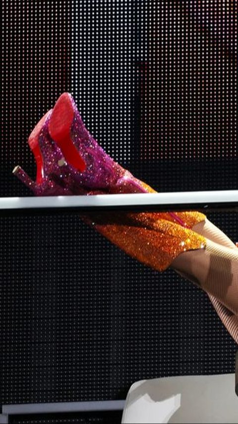 Taylor Swift Collects 250 Christian Louboutin Shoes for World Tour