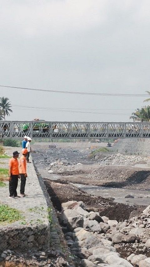 Jembatan Bailey di Semeru Diterjang Banjir Lahar