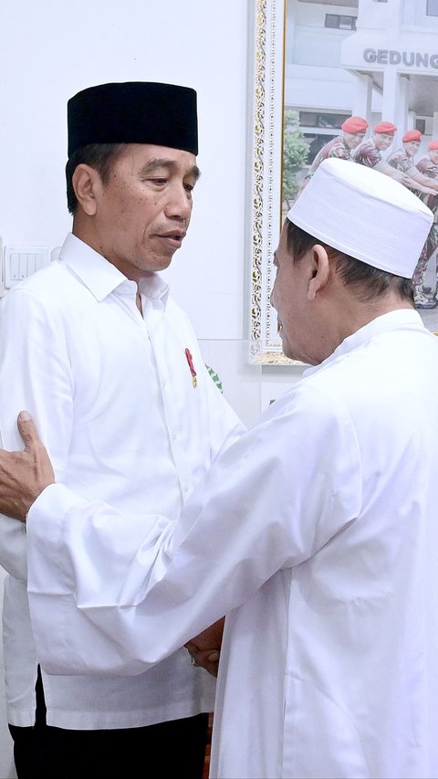 Takziah ke Rumah Duka Almarhumah Istri Habib Luthfi, Jokowi Ikut Salat Jenazah