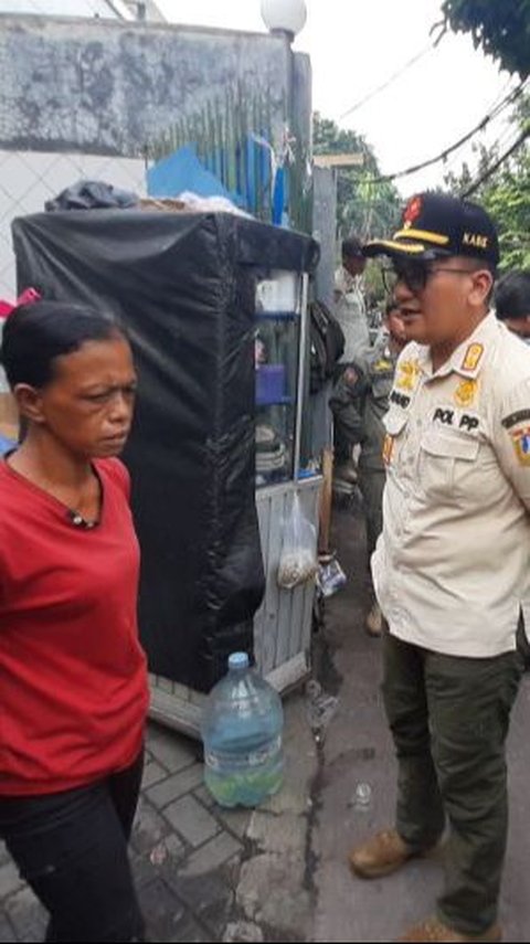 12 PKL di Jakarta Pusat 'Diganjar' Kartu Kuning, Dilarang Gunakan Trotoar