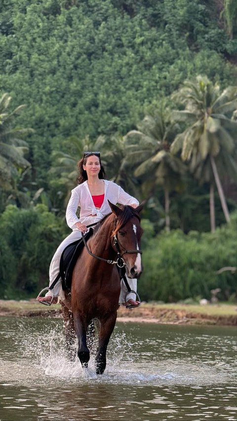 Intip Foto-foto Aksi Pevita Pearce saat Berkuda di Pinggir Pantai, Penampilannya Bikin Salfok