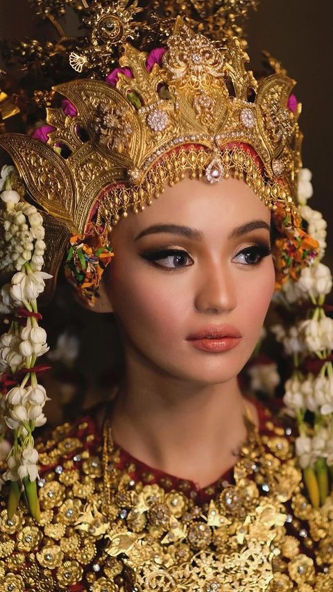 Transforming Barbie Look Makeup into Palembang Bride Leaves Everyone in Awe