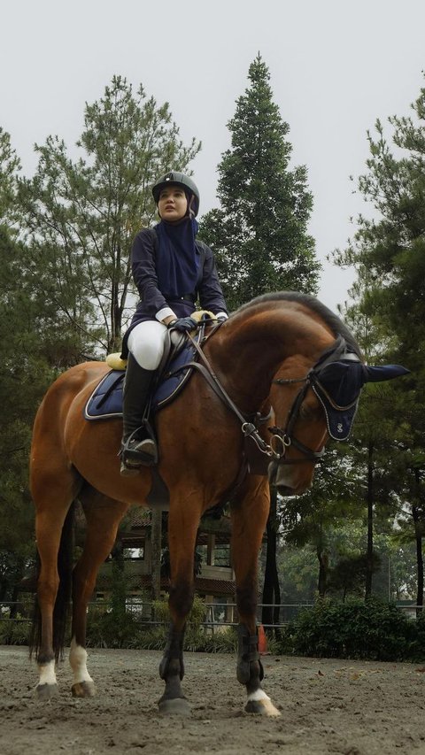 Portrait of Zaskia and Shireen Sungkar Trying Horseback Riding Around the Village, Shouted by Residents