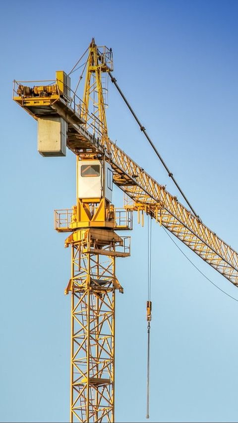 Mother-in-Law Rents Crane to Lift Daughter-in-Law to Her 7th Floor House After Giving Birth