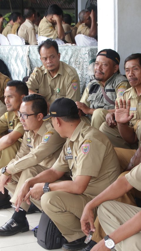 Jokowi Will Provide Retirement Money and BPJS Allowance for Village Heads