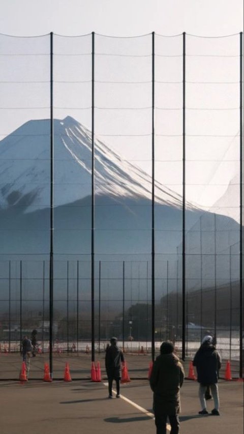 This Japanese Town Will Block Mount Fuji Views Because of Annoying Tourists!