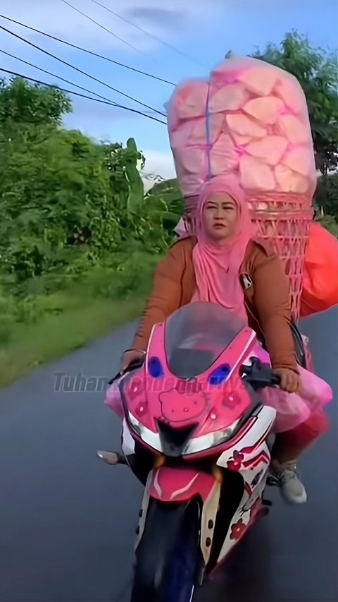 Portrait of a Brave Mother Selling Kerupuk Using a Hello Kitty Sport Motorcycle