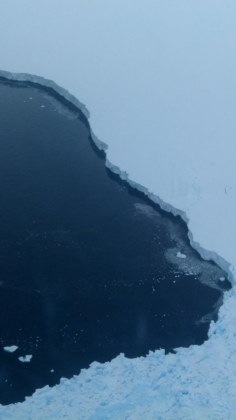 Mystery of the Giant Hole in Antarctica that Appears and Disappears