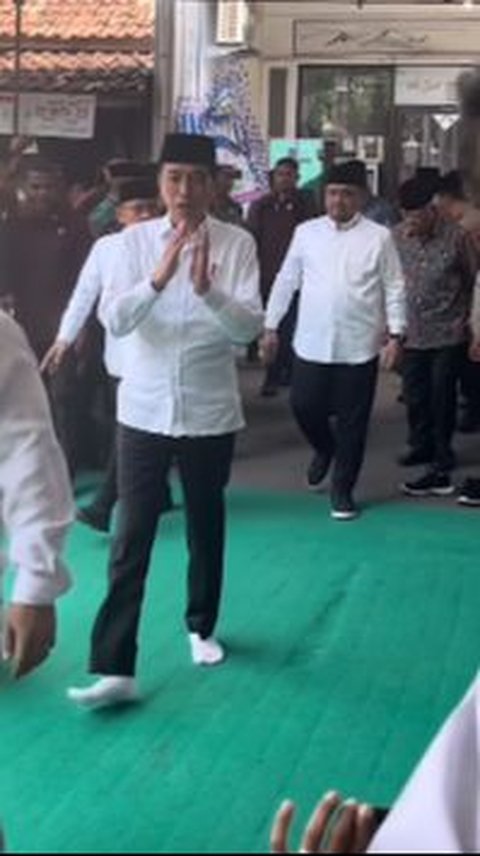 Jokowi Buka Sepatu saat Takziah ke Rumah Habib Luthfi, Adab Dua Menteri Justru jadi Sorotan