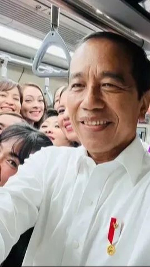 Momen Jokowi dan Iriana Ngevlog di Mobil Kepresidenan Saat akan Berangkat Kunker