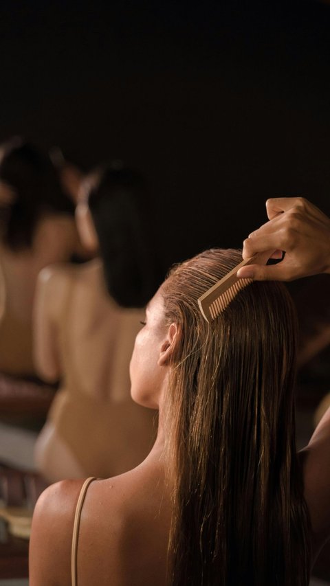 Mitos Menyisir Rambut Malam Hari, Bisa Jadi Pertanda Baik dan Buruk