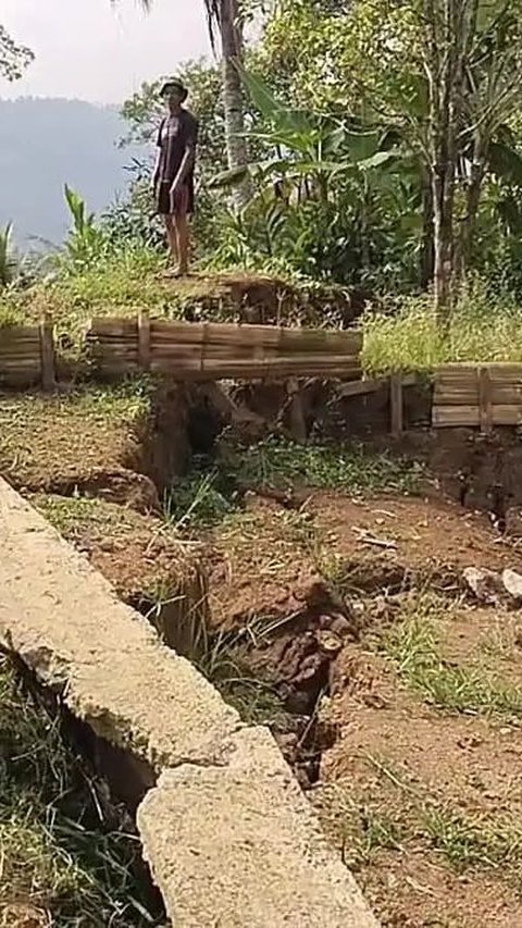 Melihat Desa Sukamulya di Garut yang Alami Pergeran Tanah Sejak Maret, Retakan Memanjang dengan Kedalaman 12 Meter