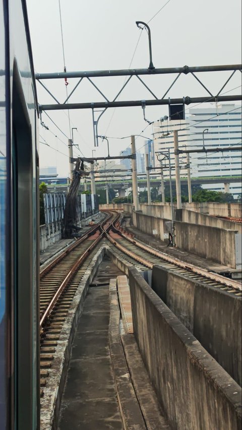 Besi Crane Jatuh Lalu Dihantam MRT, Muncul Percikan Api