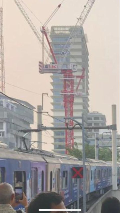 VIDEO: Besi Crane Jatuh Timpa Jalur MRT Dekat Kantor Kejagung, Saksi Sebut Ada Percikan Api