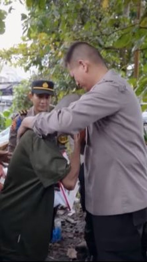 Pemulung Kaget Didatangi Jenderal Polisi, Hampir Pingsan karena Belum Makan