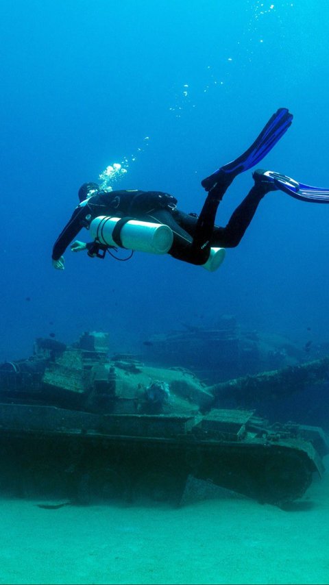 FOTO: Penampakan Museum Militer Bawah Air di Yordania, Ada Tank hingga Helikopter Perang