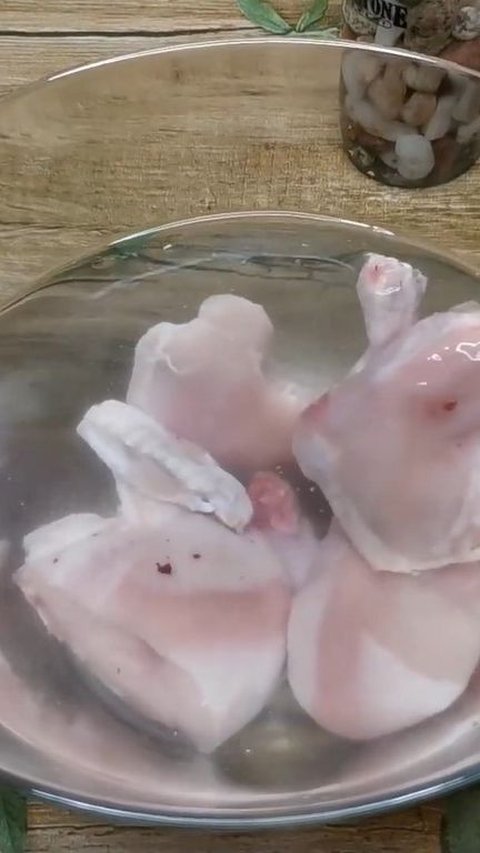 Bukan Disayat, Ini Trik Mudah Bersihkan Darah Ayam Sebelum Dimasak