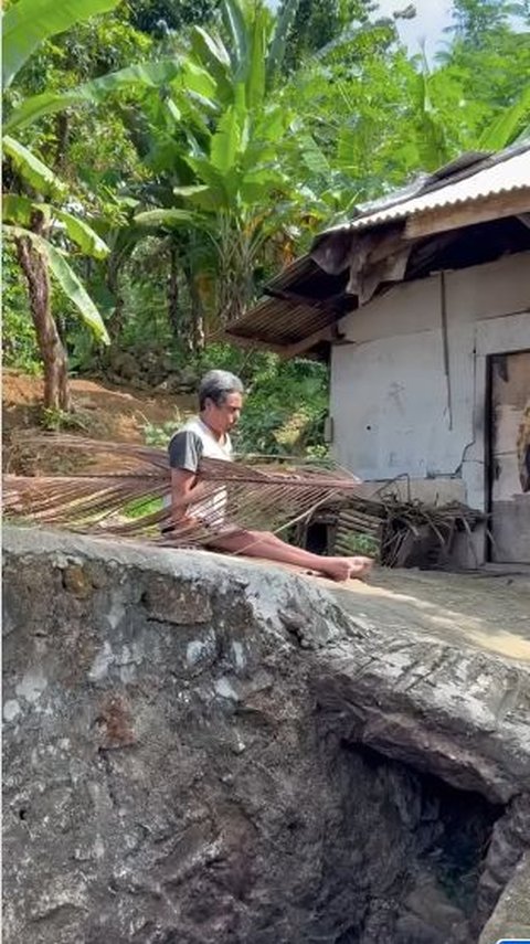 Ini di Indonesia, Demi Rp1.000 Pria Lumpuh ini Rela Merangkak di Panasnya Bebatuan Mencari Daun Kelapa buat Dijadikan Sapu Lidi