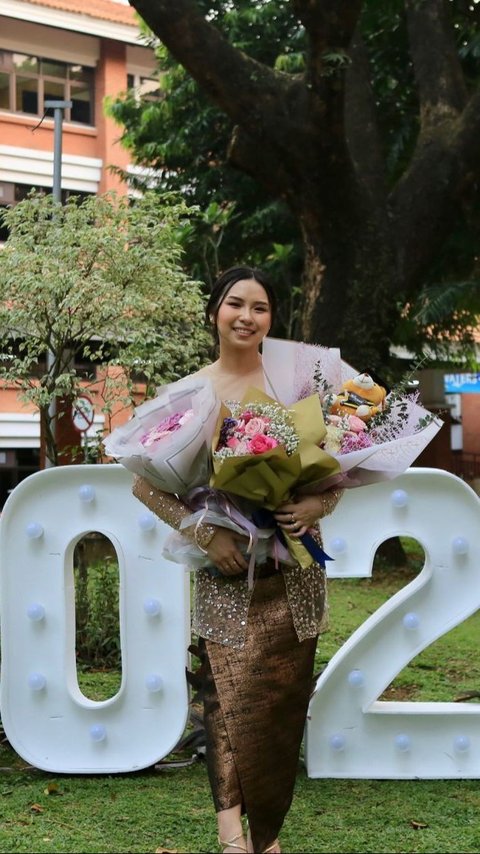 Potret Kelulusan Sekolah Aliyyah, Adik Sisca Kohl Tampil Anggun Berbalut Kebaya