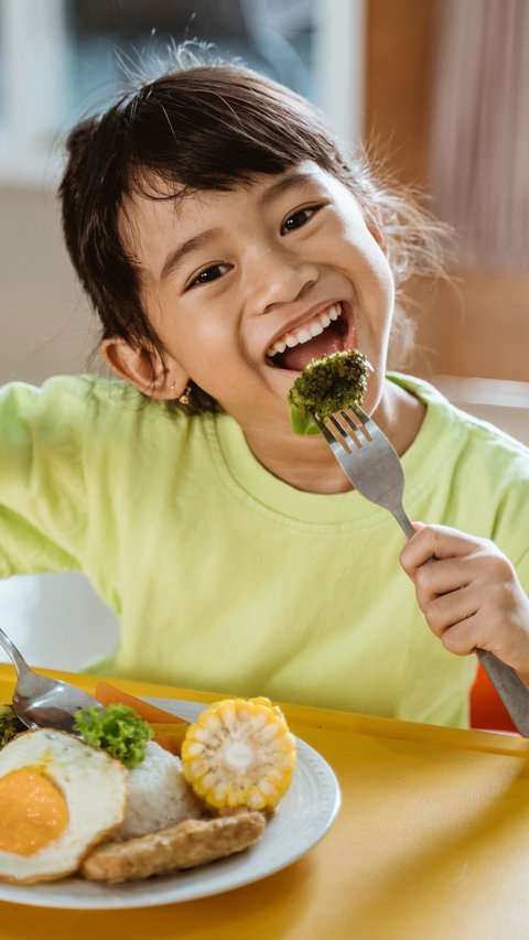 Rekomendasi Dokter Anak, Cara Biar Si Kecil Tak Makan Sambil Main Gadget