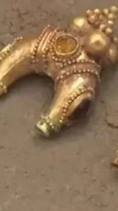 Arkeolog Temukan Perhiasan Emas Berusia 2000 Tahun di Kuburan Orang Kaya, Desainnya Sangat Indah dan Bertatahkan Batu Mulia