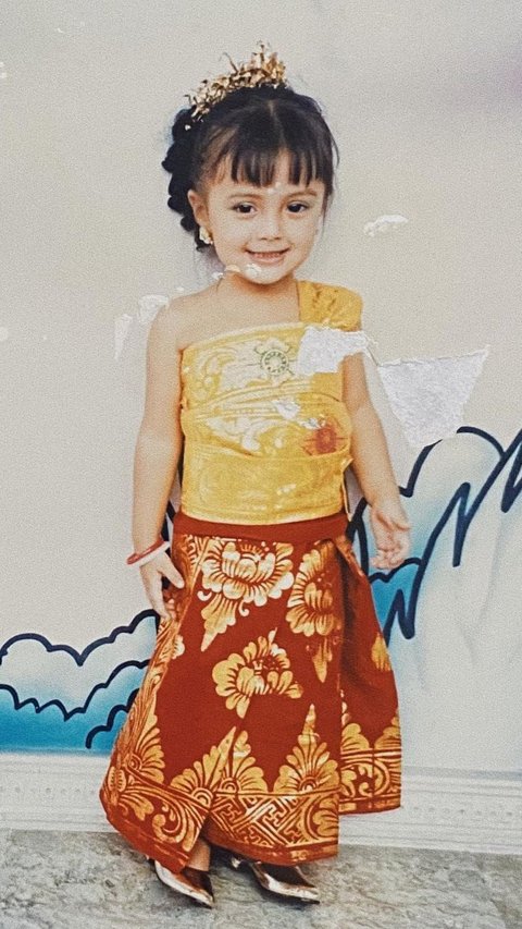 Formerly Subscribed to Bullying, This Balinese Traditional Dressed Child Now Becomes a Famous Artist, Can You Guess?