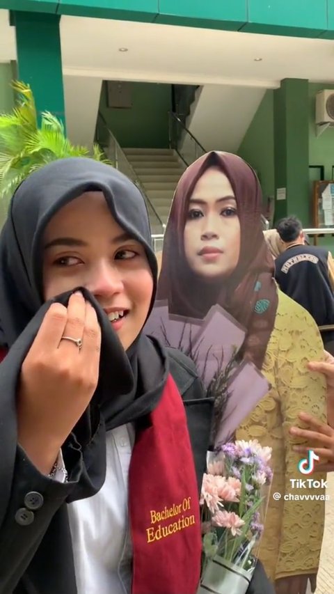 Momen Wanita Dapat Standee Foto Almarhum Ibunya usai Sidang Skripsi Ini Viral, Bikin Haru