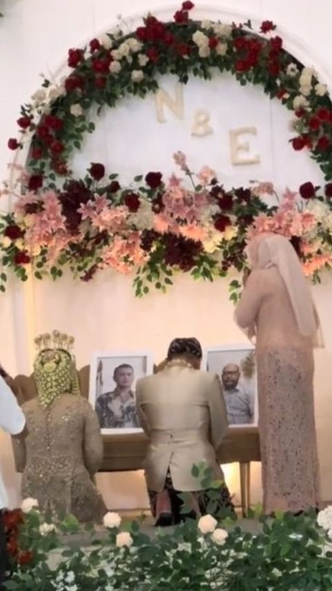 Sang Ayah Sama-sama Telah Tiada, Pasangan Pengantin Ini Menangis Haru 'Sungkem' di Hadapan Foto Almarhum