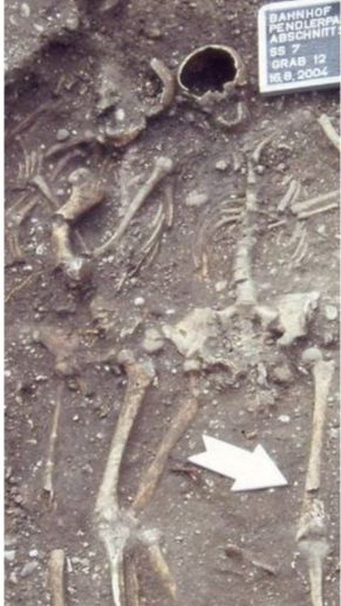 Arkeolog Untuk Pertama Kalinya Temukan Makam Ibu dan Anak Romawi Kuno, Dikubur Bersama Seekor Kuda