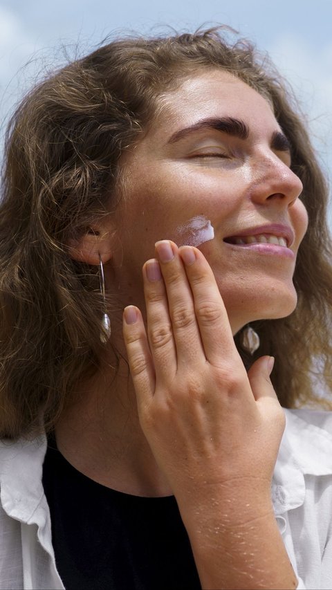 Benarkah Flek Hitam Dapat Diatasi dengan Sunscreen? Berikut Cara Memilih Produk yang Tepat