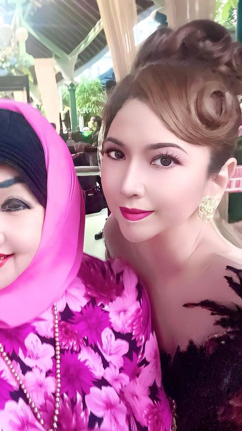 Potret Cantik Heni Tania Istri Kombes Polisi Hadiri Pernikahan Putri Wapres, Penampilannya Curi Perhatian