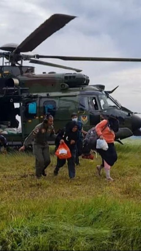 VIDEO: Momen Dramatis Helikopter TNI AU Tembus Daerah Terisolir Evakuasi Lansia & Anak