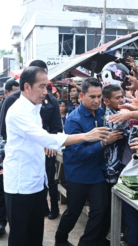Tinjau Pasar Baru Karawang, Jokowi Klaim Harga Bahan Pokok Alami Penurunan