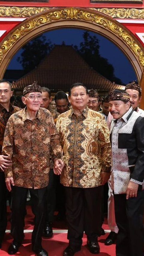 VIDEO: Jadi Sorotan, Momen Haru Prabowo Gandeng Erat Tangan Jenderal Sepuh Try Sutrisno