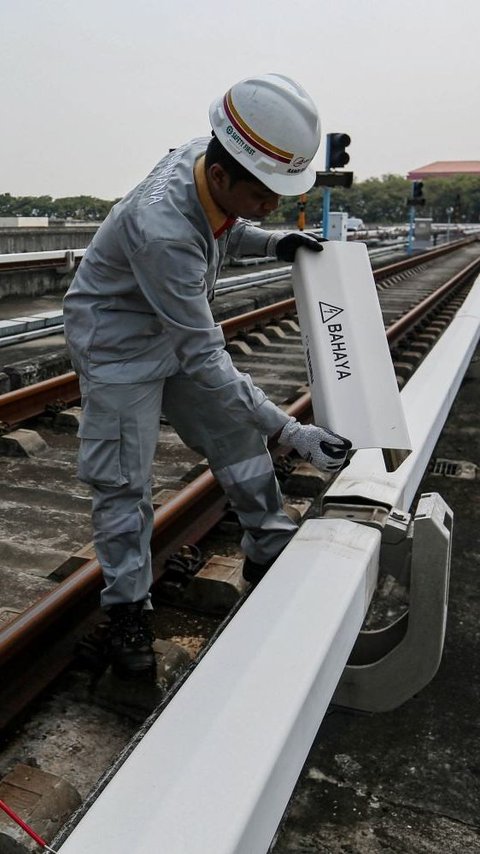 FOTO: Mengintip Cara Teknisi Melakukan Perawatan Sistem Kelistrikan Jalur Kereta LRT Jakarta