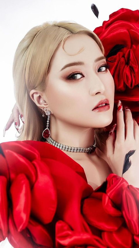 Vior Tampil Bold dengan Red Makeup, Vibes Idol Korea Banget!
