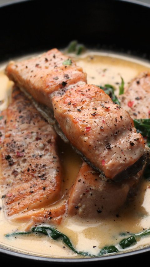 Garlic Buttered Salmon Recipe, a Restaurant Menu that Only Needs to be Cooked for 8 Minutes