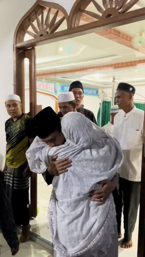Perwira Polisi Tiba-Tiba Dipeluk Ibu-Ibu Usai jadi Imam Salat, Momennya jadi Tontonan Jemaah Masjid